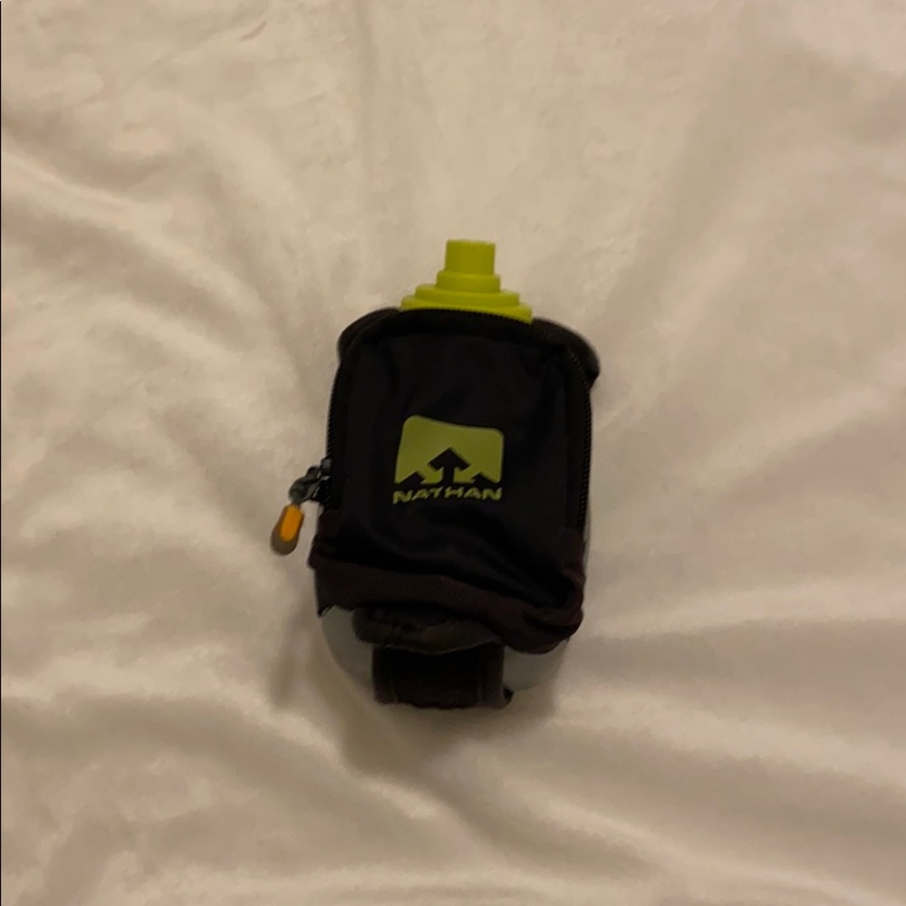 Nathan handheld running water bottle